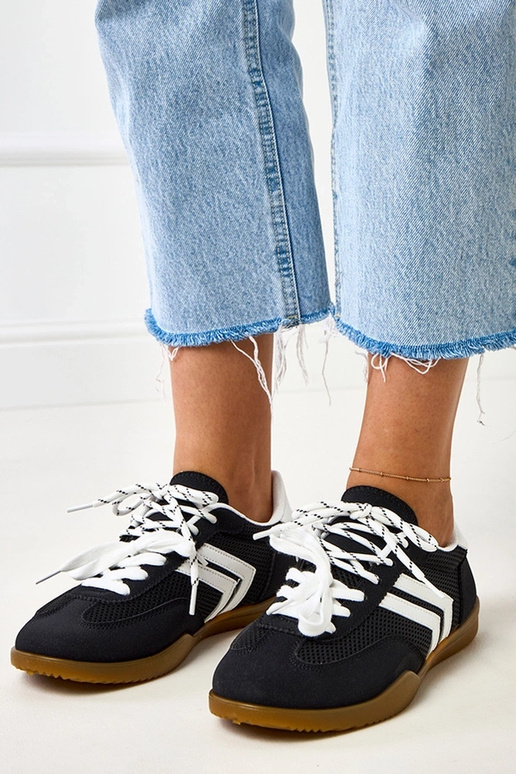 Mustad võrkkangast spordijalatsid... Mustad võrkkangast spordijalatsid...