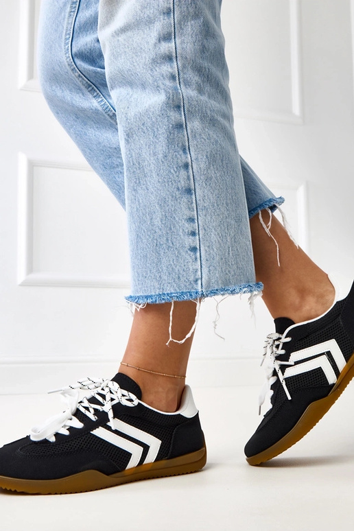 Mustad võrkkangast spordijalatsid... Mustad võrkkangast spordijalatsid...