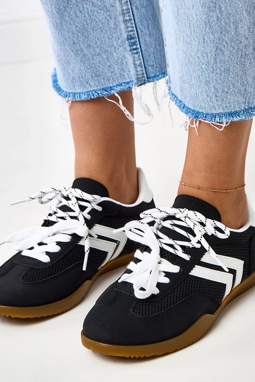 Mustad võrkkangast spordijalatsid... Mustad võrkkangast spordijalatsid...