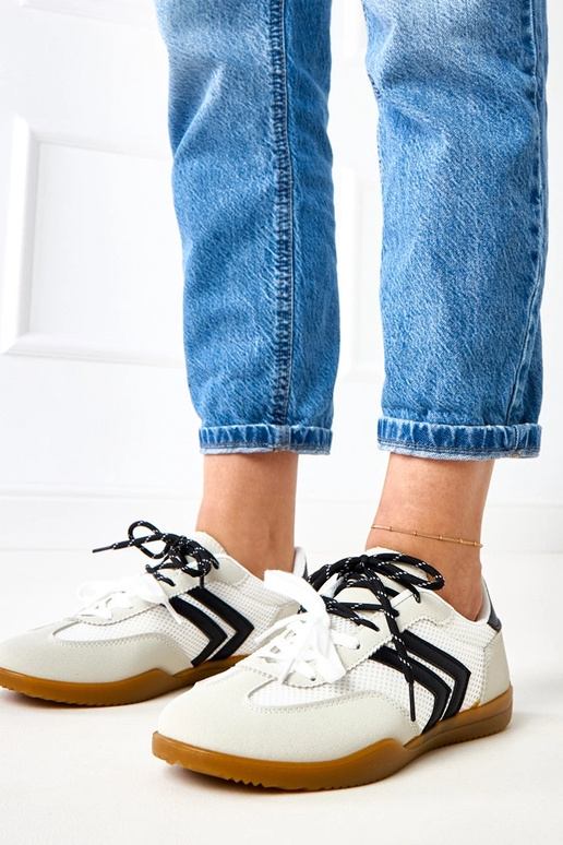 Valged võrkkangast spordijalatsid... Valged võrkkangast spordijalatsid...