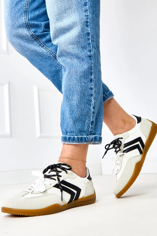 Valged võrkkangast spordijalatsid... Valged võrkkangast spordijalatsid...