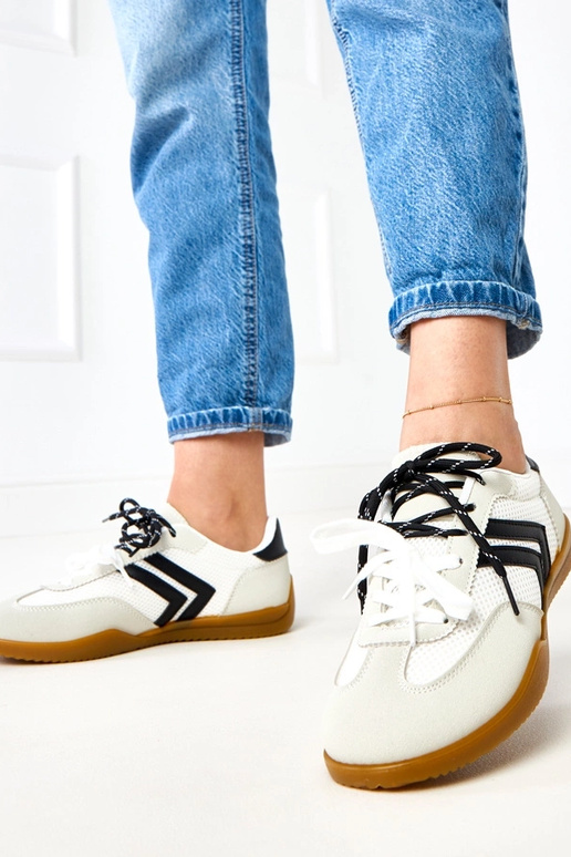 Valged võrkkangast spordijalatsid... Valged võrkkangast spordijalatsid...