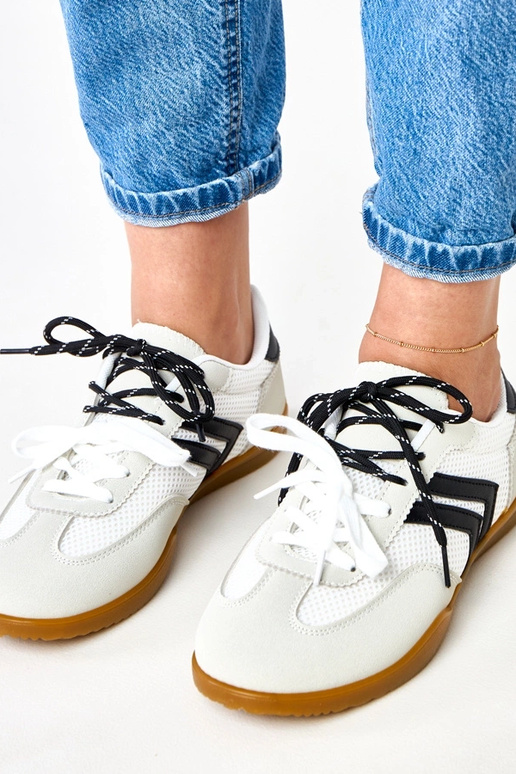 Valged võrkkangast spordijalatsid... Valged võrkkangast spordijalatsid...