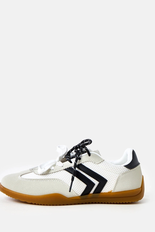 Valged võrkkangast spordijalatsid... Valged võrkkangast spordijalatsid...