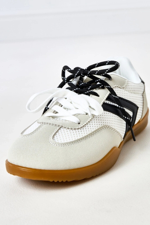 Valged võrkkangast spordijalatsid... Valged võrkkangast spordijalatsid...