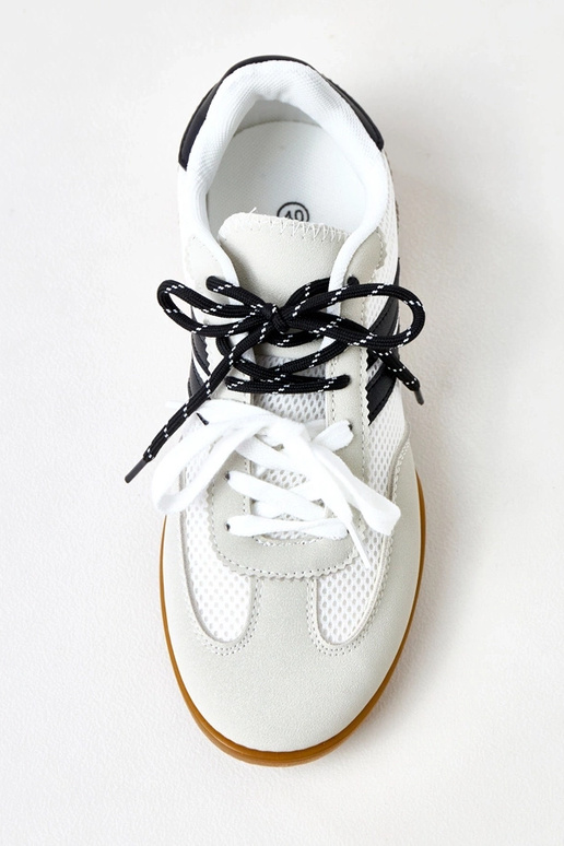 Valged võrkkangast spordijalatsid... Valged võrkkangast spordijalatsid...