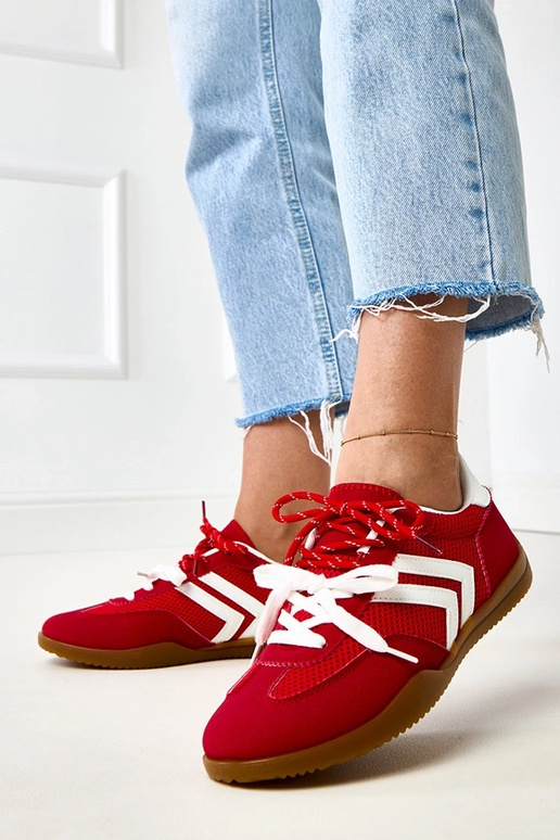 Punased võrkkangast spordijalatsid... Punased võrkkangast spordijalatsid...