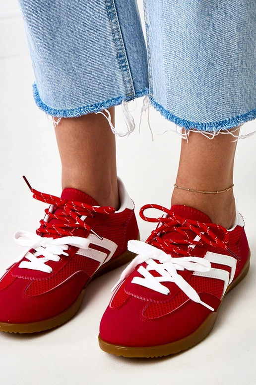 Punased võrkkangast spordijalatsid... Punased võrkkangast spordijalatsid...