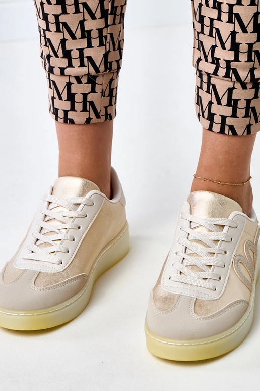 Liivakarva spordijalatsid platvormiga... Liivakarva spordijalatsid platvormiga...