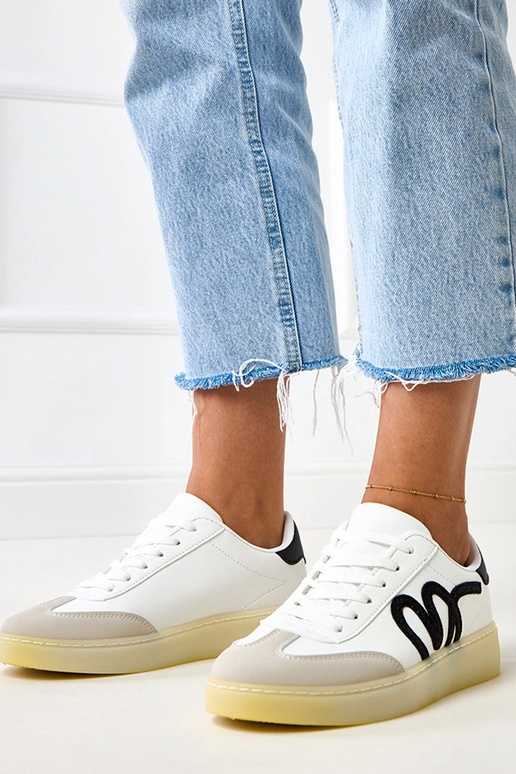 Valged spordijalatsid platvormiga ja... Valged spordijalatsid platvormiga ja...