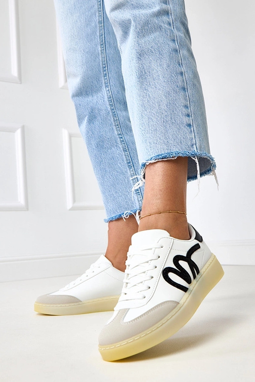 Valged spordijalatsid platvormiga ja... Valged spordijalatsid platvormiga ja...