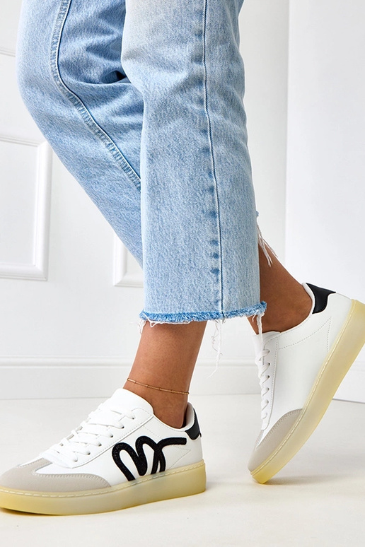 Valged spordijalatsid platvormiga ja... Valged spordijalatsid platvormiga ja...