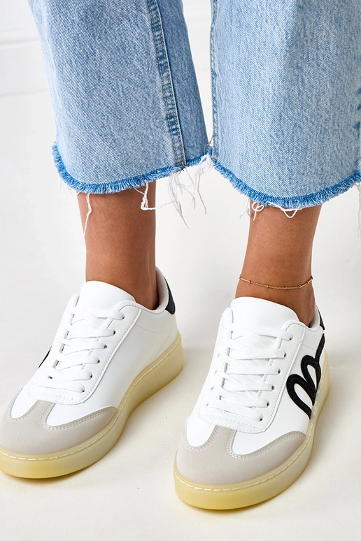 Valged spordijalatsid platvormiga ja... Valged spordijalatsid platvormiga ja...