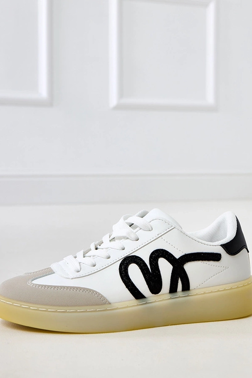 Valged spordijalatsid platvormiga ja... Valged spordijalatsid platvormiga ja...