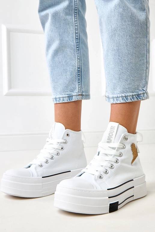 Valged kõrged spordijalatsid... Valged kõrged spordijalatsid...