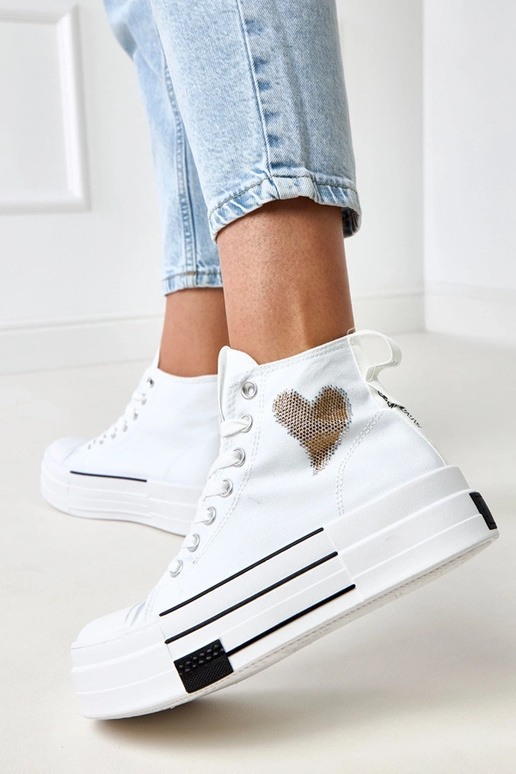 Valged kõrged spordijalatsid... Valged kõrged spordijalatsid...