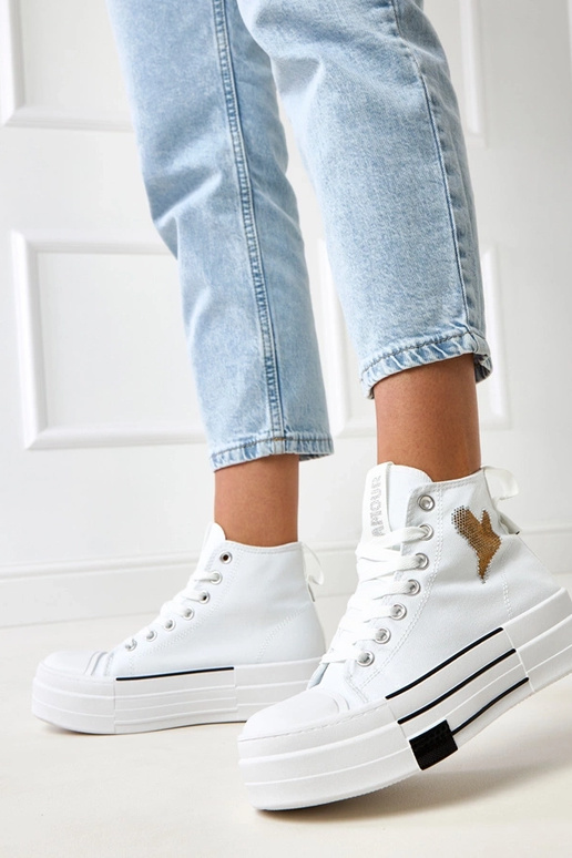 Valged kõrged spordijalatsid... Valged kõrged spordijalatsid...