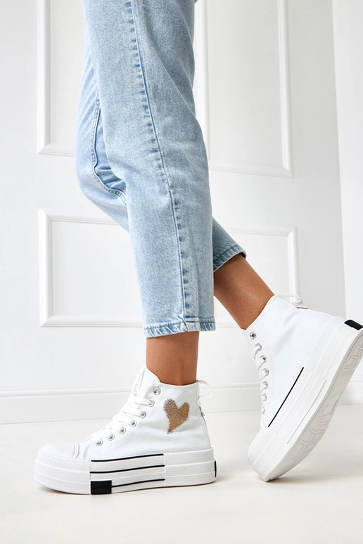 Valged kõrged spordijalatsid... Valged kõrged spordijalatsid...