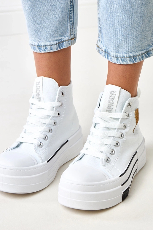 Valged kõrged spordijalatsid... Valged kõrged spordijalatsid...