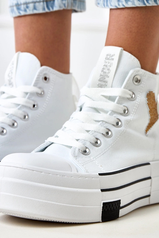 Valged kõrged spordijalatsid... Valged kõrged spordijalatsid...