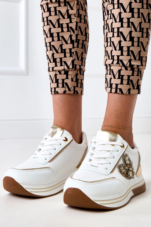 Valged spordijalatsid platvormiga... Valged spordijalatsid platvormiga...