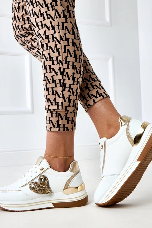 Valged spordijalatsid platvormiga... Valged spordijalatsid platvormiga...