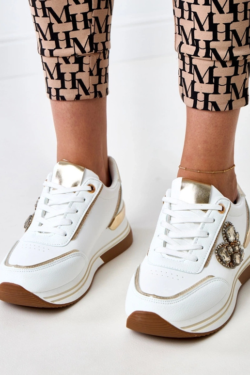 Valged spordijalatsid platvormiga... Valged spordijalatsid platvormiga...