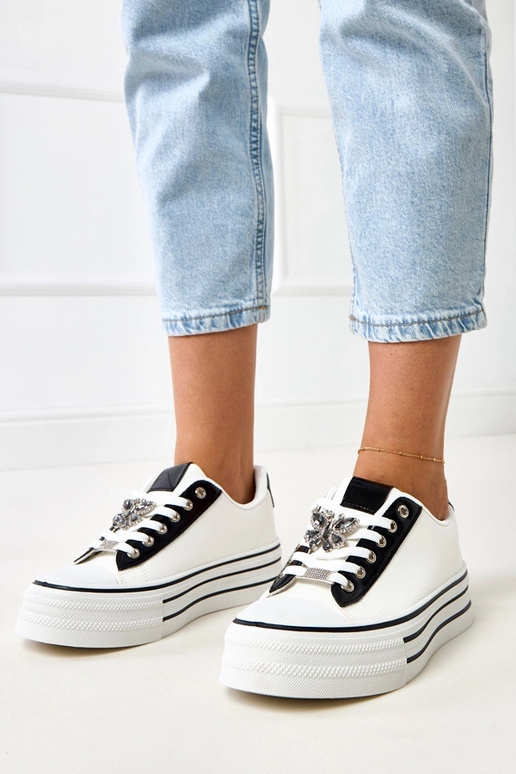 Valged spordijalatsid platvormiga... Valged spordijalatsid platvormiga...