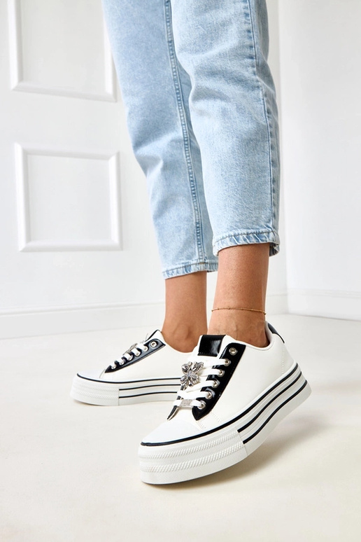 Valged spordijalatsid platvormiga... Valged spordijalatsid platvormiga...