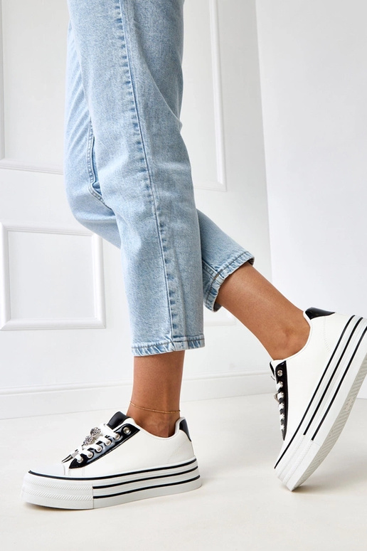 Valged spordijalatsid platvormiga... Valged spordijalatsid platvormiga...