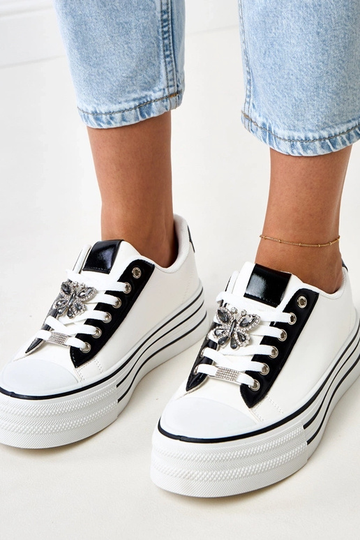 Valged spordijalatsid platvormiga... Valged spordijalatsid platvormiga...