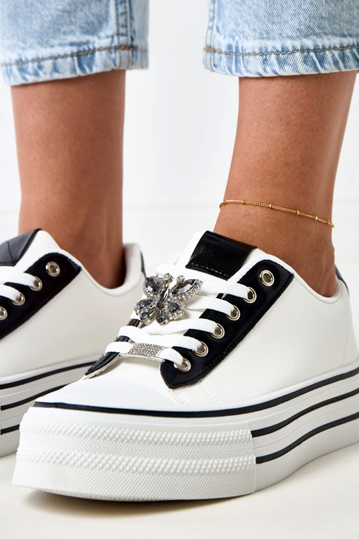 Valged spordijalatsid platvormiga... Valged spordijalatsid platvormiga...