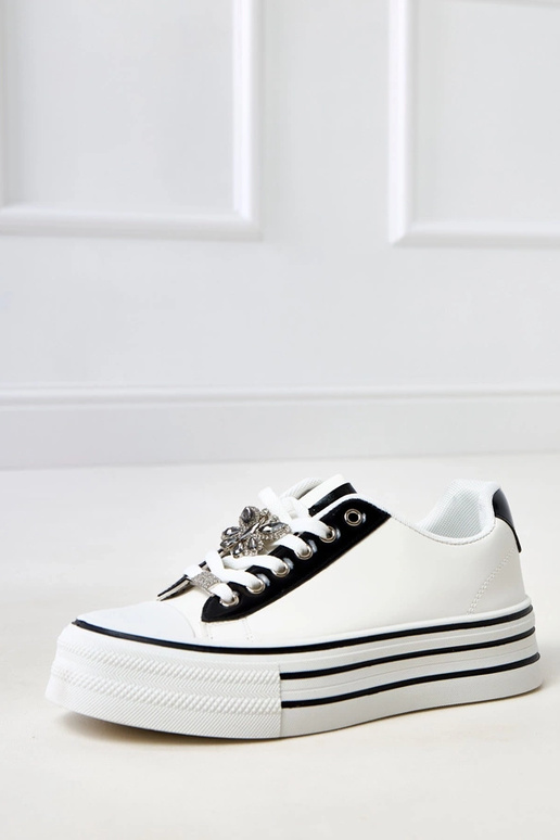 Valged spordijalatsid platvormiga... Valged spordijalatsid platvormiga...