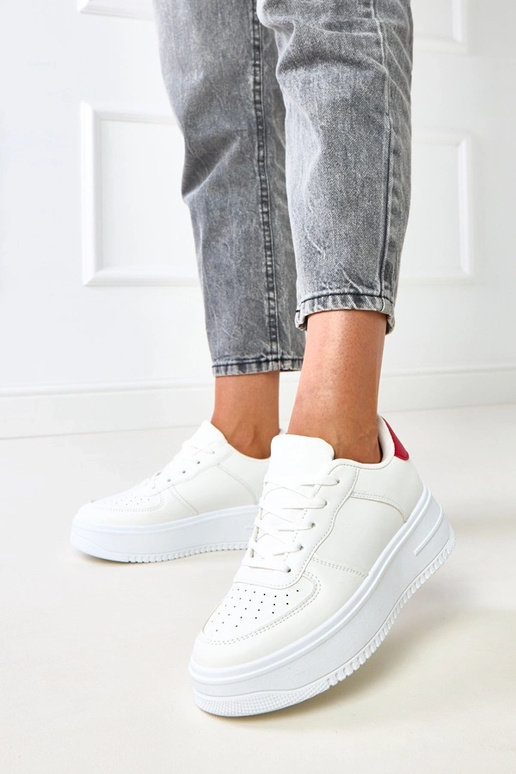 Valged tossud platvormiga ja punase... Valged tossud platvormiga ja punase...