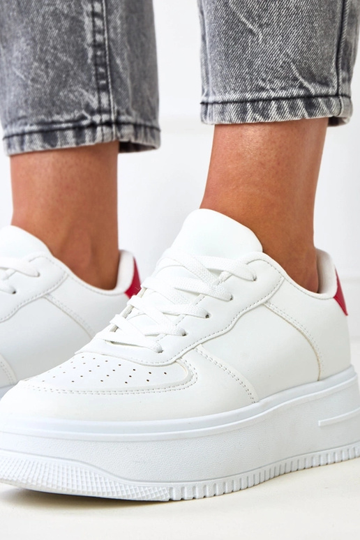 Valged tossud platvormiga ja punase... Valged tossud platvormiga ja punase...