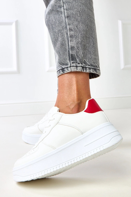 Valged tossud platvormiga ja punase... Valged tossud platvormiga ja punase...