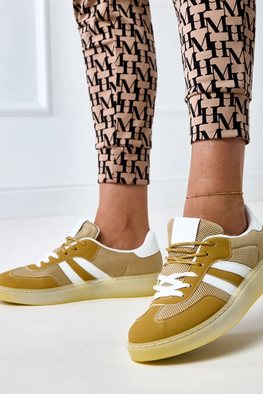 Kollased võrksportjalatsid valge... Kollased võrksportjalatsid valge...