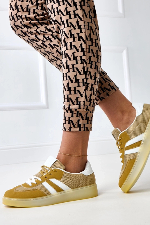 Kollased võrksportjalatsid valge... Kollased võrksportjalatsid valge...