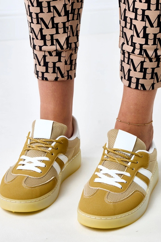 Kollased võrksportjalatsid valge... Kollased võrksportjalatsid valge...