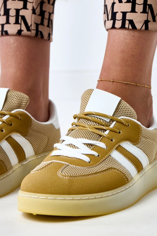 Kollased võrksportjalatsid valge... Kollased võrksportjalatsid valge...