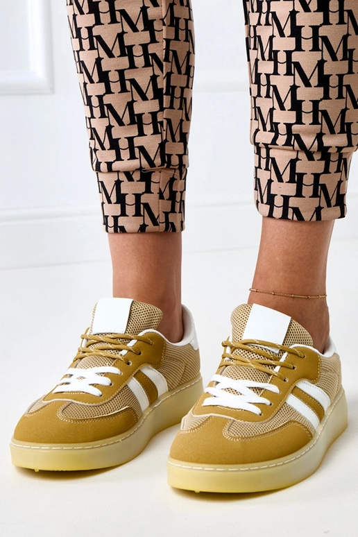 Kollased võrksportjalatsid valge... Kollased võrksportjalatsid valge...