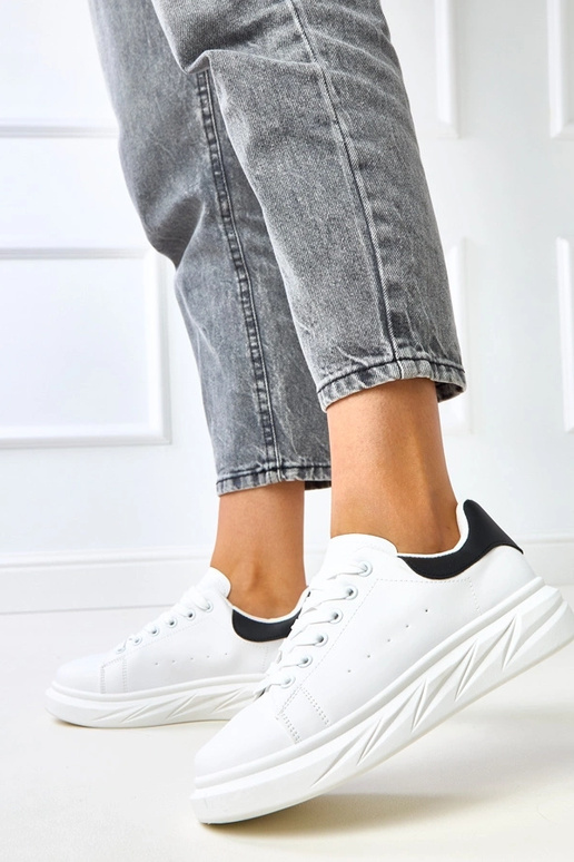 Must-valged platvormi spordijalatsid... Must-valged platvormi spordijalatsid...