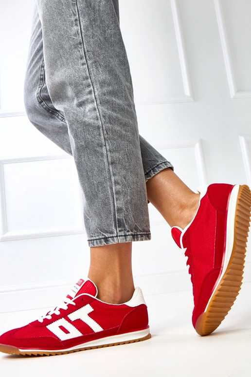 Punased spordijalatsid valgete... Punased spordijalatsid valgete...