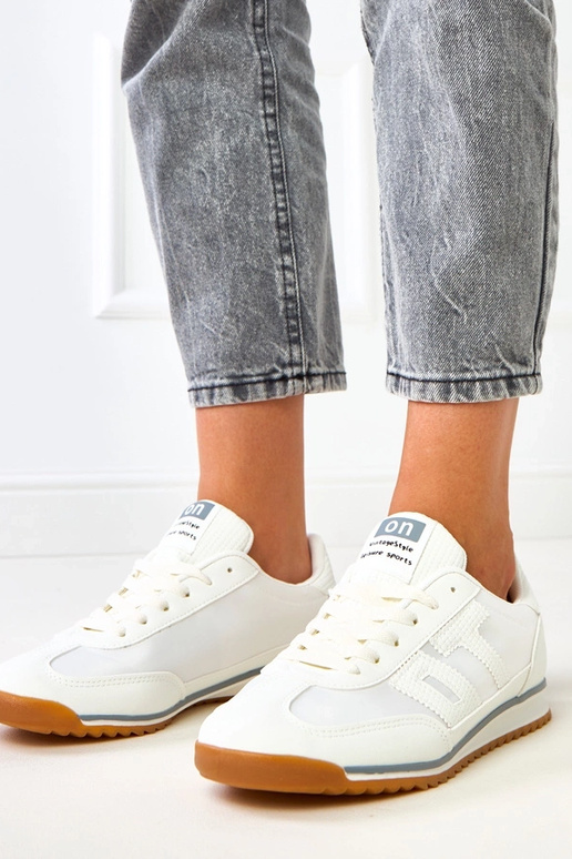 Balti spordijalatsid hallide... Balti spordijalatsid hallide...