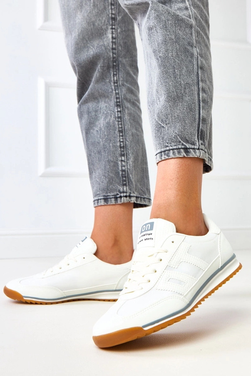 Balti spordijalatsid hallide... Balti spordijalatsid hallide...