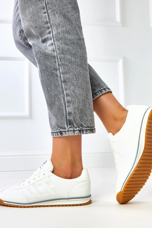 Balti spordijalatsid hallide... Balti spordijalatsid hallide...