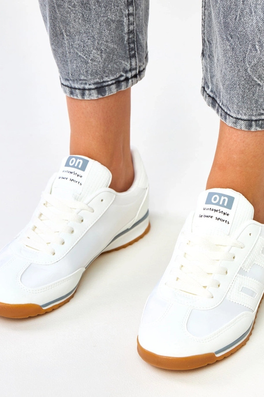 Balti spordijalatsid hallide... Balti spordijalatsid hallide...