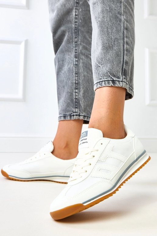 Balti spordijalatsid hallide... Balti spordijalatsid hallide...