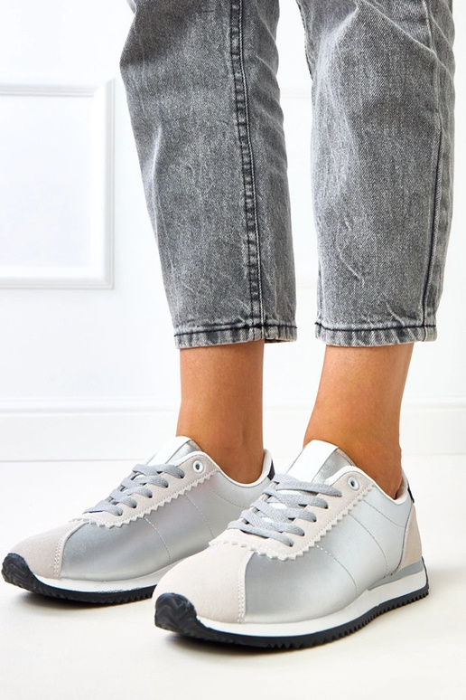 Hõbedased sportlikud kingad beeži... Hõbedased sportlikud kingad beeži...