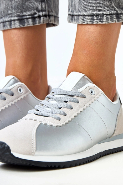 Hõbedased sportlikud kingad beeži... Hõbedased sportlikud kingad beeži...